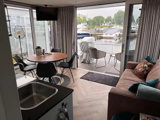 The King Hotel na wodzie